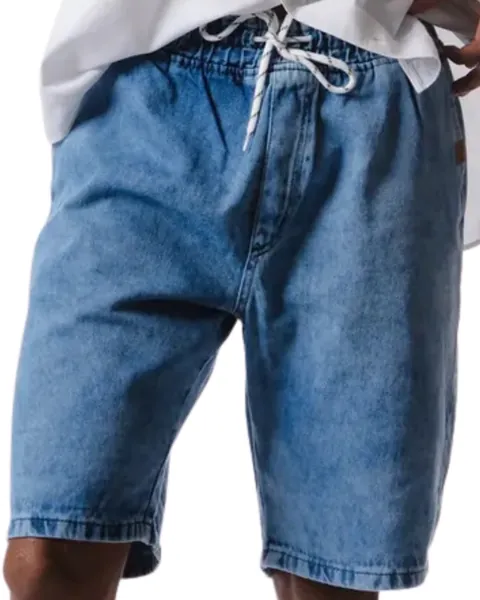 Bermuda jeans masculina com elástico e cordão, vista de perto